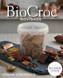 O fim da culpa no seu momento do café. Conheça o BioCroc!

​Se você vive na correria, treina ou apenas busca um lanche consciente, o BioCroc é o snack prático, saudável e gostoso de verdade que faltava na sua rotina.

​🍪 O que ele entrega?

​Biscoitos funcionais artesanais, assados no forno em quadradinhos ultra crocantes. Eles são pequenininhos, mas com um sabor tão intenso que é irresistível comer um só.

​🌱 100% Vegano & Sem Lactose

​❌ Sem farinha branca ou açúcar refinado

​🔋 Base nobre: Farinha de amêndoa, aveia, manteiga de cacau e açúcar de coco.

​🍫 Escolha o seu favorito:

​Cacau Intenso (com pedacinhos de chocolate) | Especiarias (canela, cardamomo, noz-moscada e cravo) | Café (foco e energia).